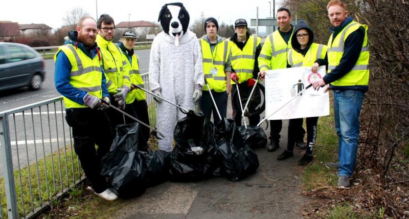 Council mascot, Waldo the Wonderdog, with volunteers from the Prince’s Trust, TyneMet College and North Tyneside Council.